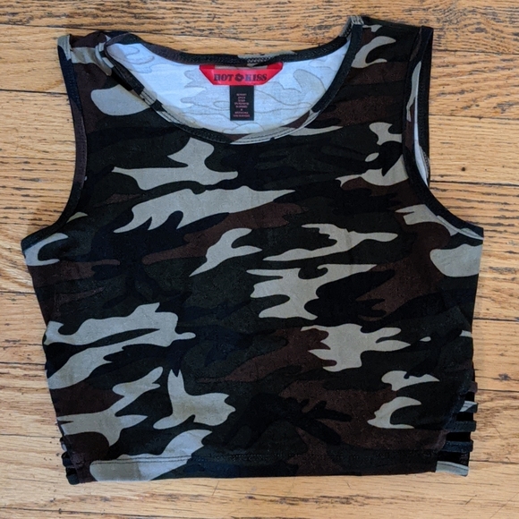 Super Soft Vented Camo Crop Top size Medium - Picture 6 of 6